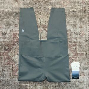 Woman’s NWTS Fern Colored Vuori 7/8 Lenth v1uplift Evolve Leggings